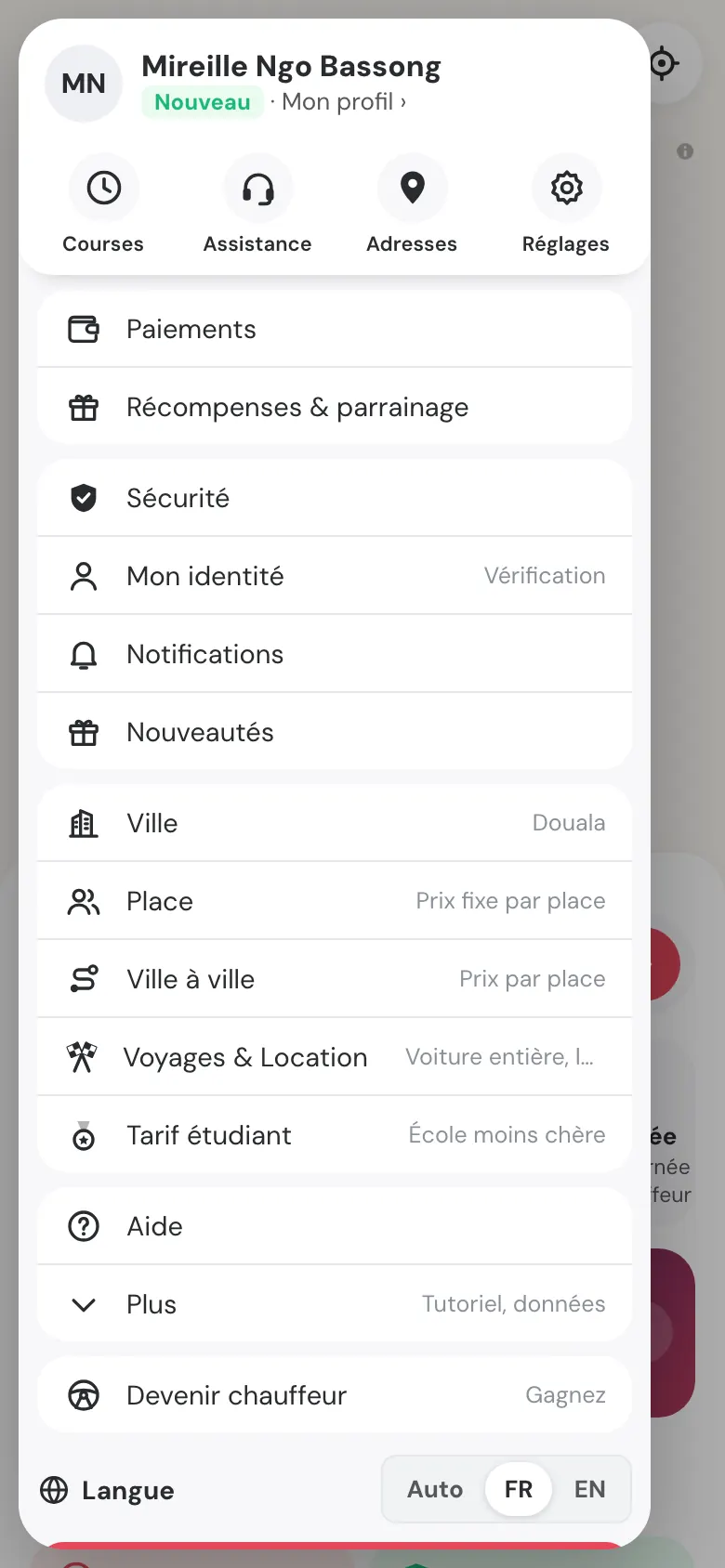 Menu de Drivo : en haut, le nom du passager et « Mon profil », puis les raccourcis Courses, Assistance, Adresses et Réglages.