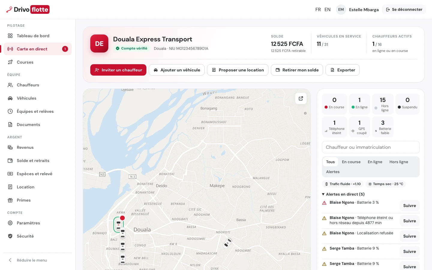 Carte en direct des véhicules de la flotte, avec les alertes de batterie, de GPS et de téléphone.
