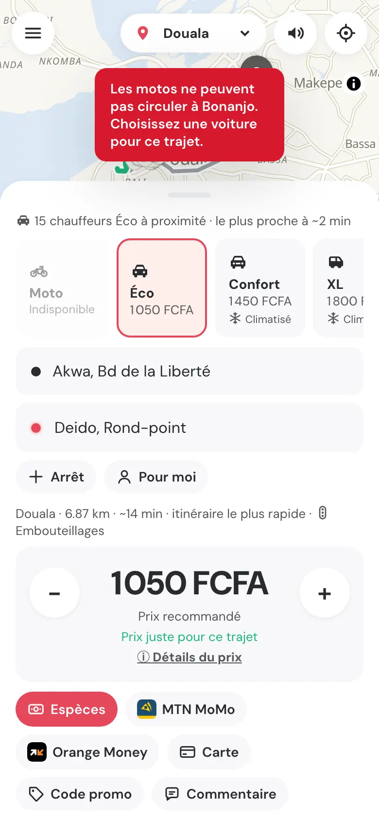 L'application signale que les motos ne peuvent pas circuler à Bonanjo et propose une voiture.