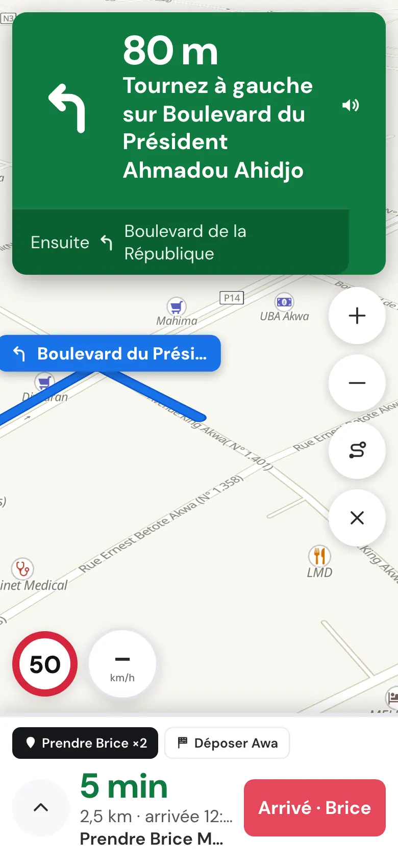 Mode conduite : bandeau vert « Tournez à gauche dans 80 m » en très gros caractères, rue suivante avec « Ensuite », nom de la rue sur la carte, limitation à 50 km/h, passagers à prendre et à déposer.
