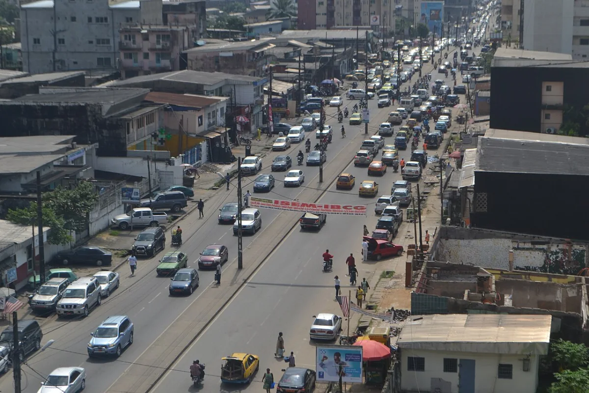 Une rue commerçante de Douala, taxis et voitures aux heures chargées