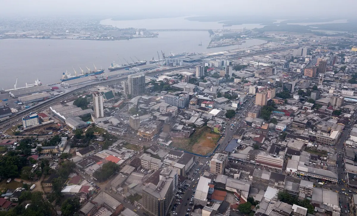 Douala vue du ciel : les quartiers du centre et l'estuaire du Wouri