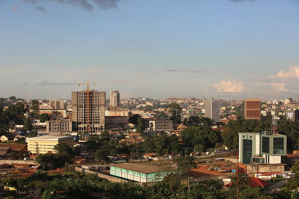 Yaoundé vue depuis le monument de la Réunification